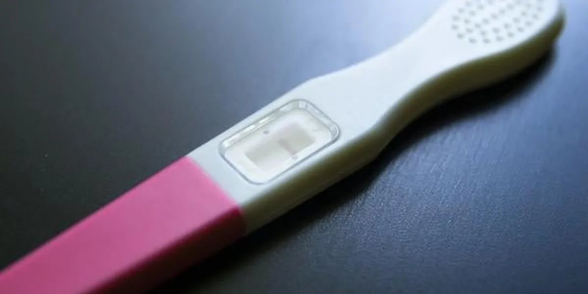 gros plan d'un test de grossesse négatif