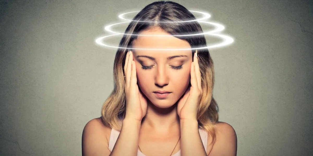 femme avec vertige jeune patiente souffrant de vertiges