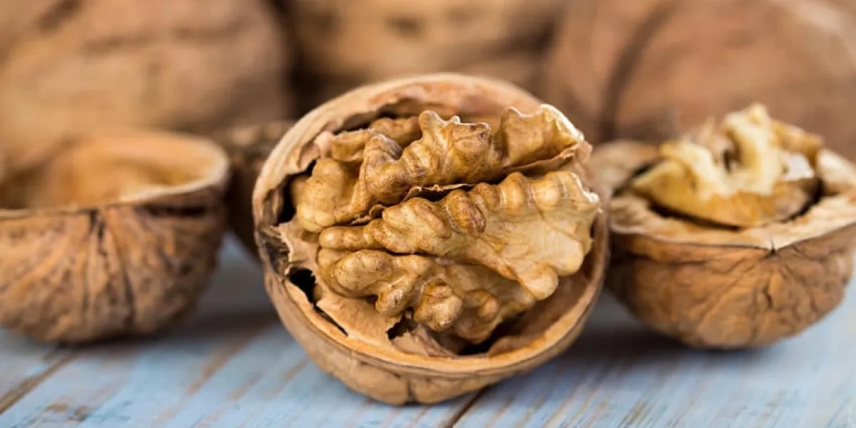 moitié noyau de noix et noix entières sur un gros plan de fond en bois