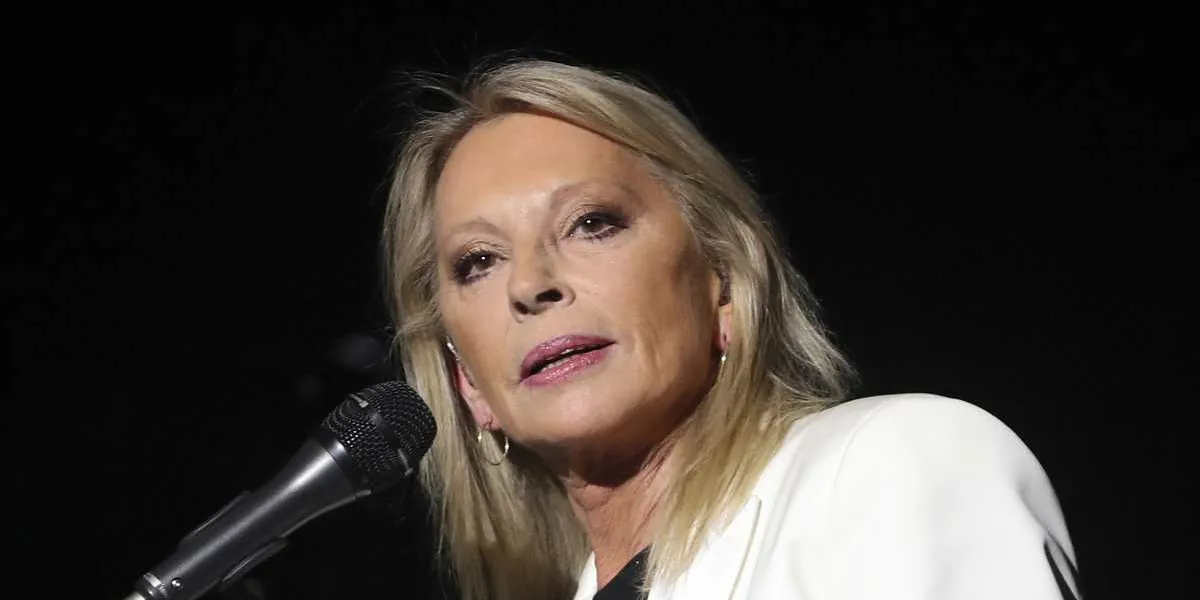 french singer veronique sanson performs on stage during a concert at the salle pleyel in paris, on november 30, 2017   afp photo   jacques demarthon