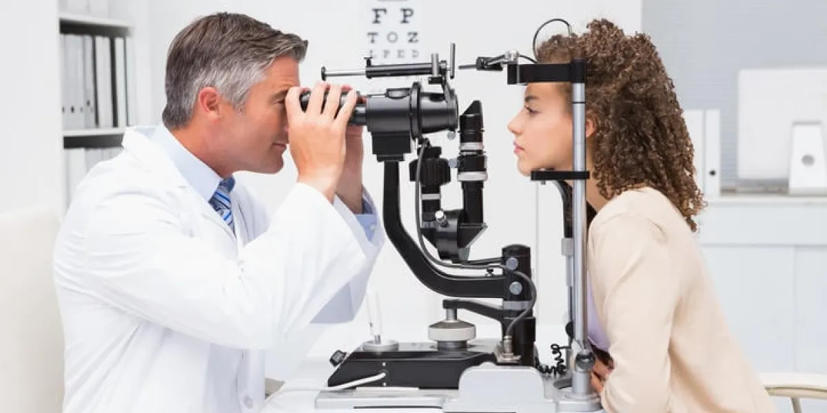 femme faisant des tests oculaires avec un optométriste dans un cabinet médical