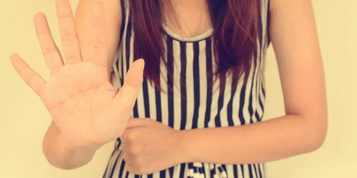 jeune femme montrant son déni avec pas sur sa main, image filtrée vintage