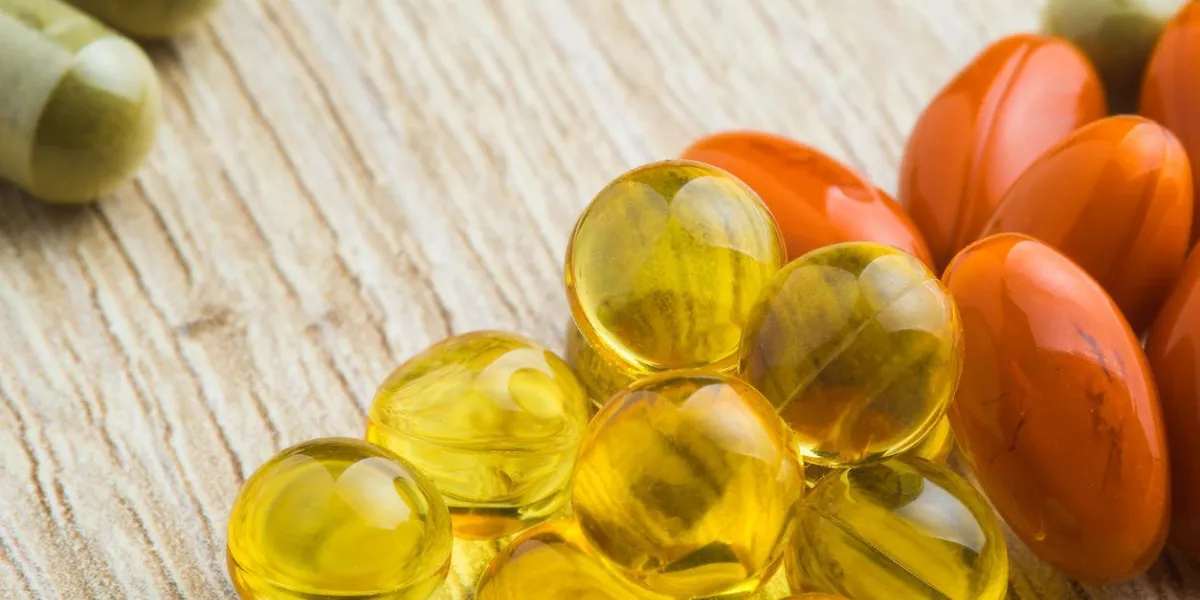 pilules à base de plantes avec des plantes médicinales vertes feuille verte, médicament alternatif sur bois