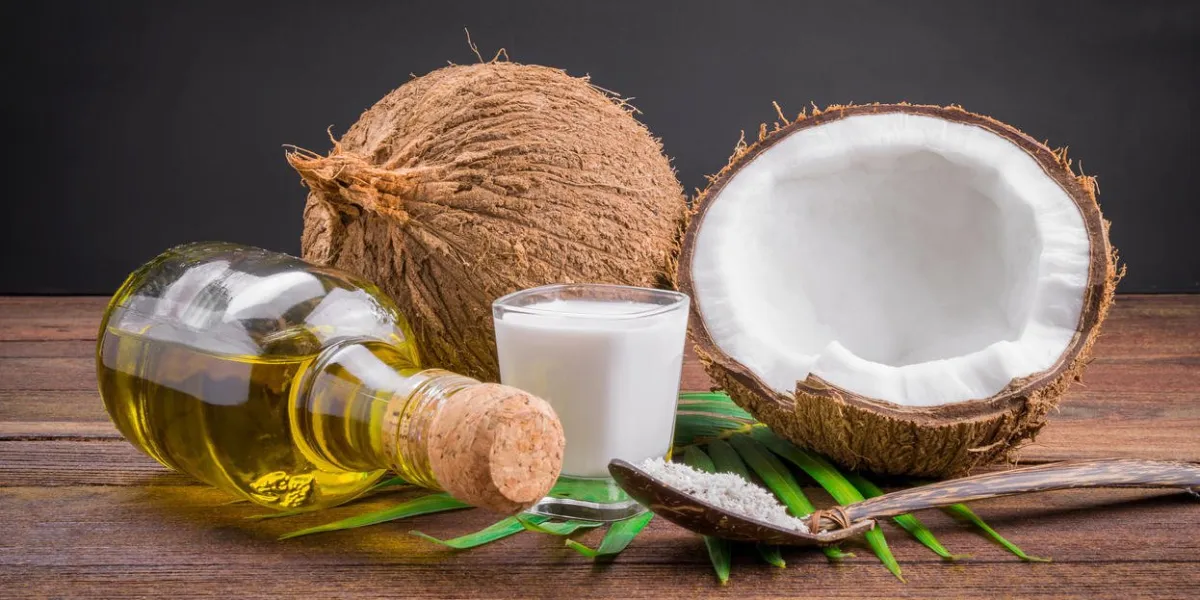 lait de coco et huile de coco sur la table en bois