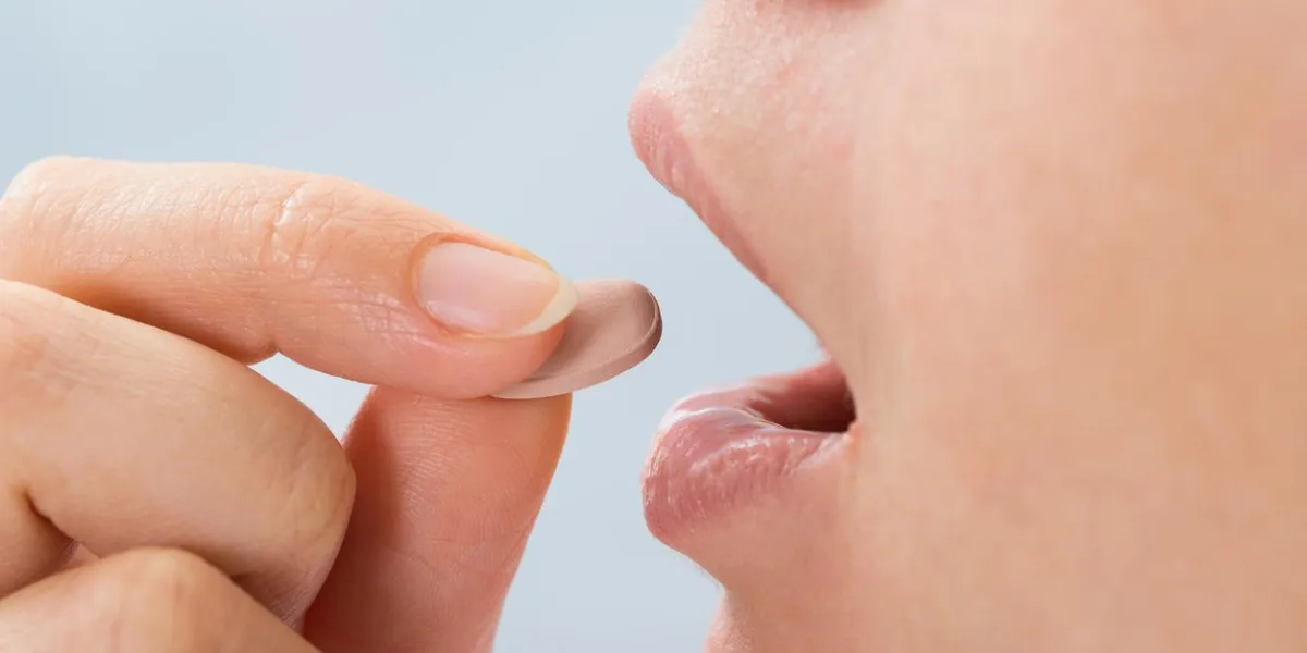 gros plan photo de personne prenant la pilule de médecine