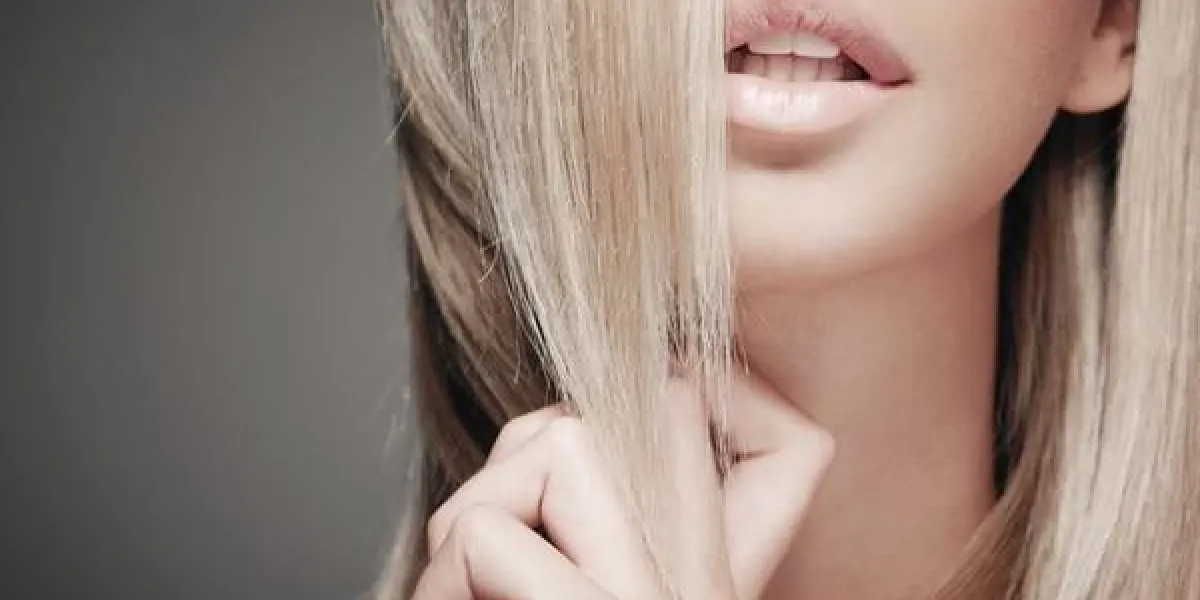 belle femme avec longs cheveux blonds droite mannequin pos