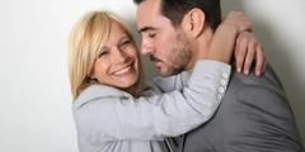 couple d'amoureux branché sur fond blanc