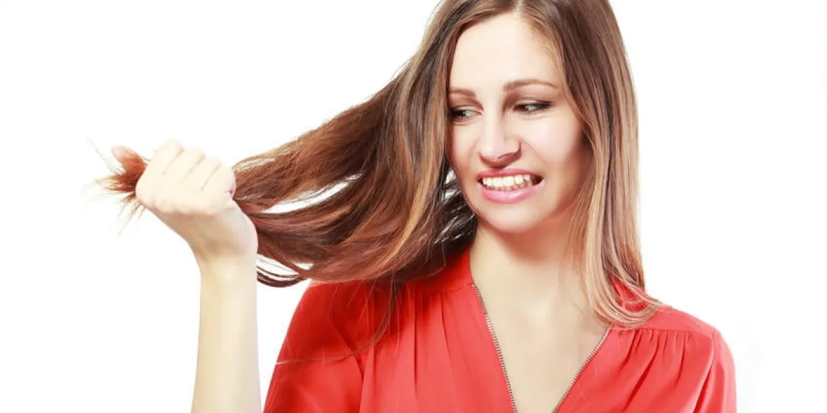 femme n'est pas heureuse avec ses cheveux fragiles, fond blanc, fond