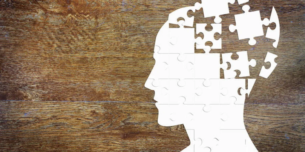 tête humaine comme un ensemble de puzzles sur le fond en bois