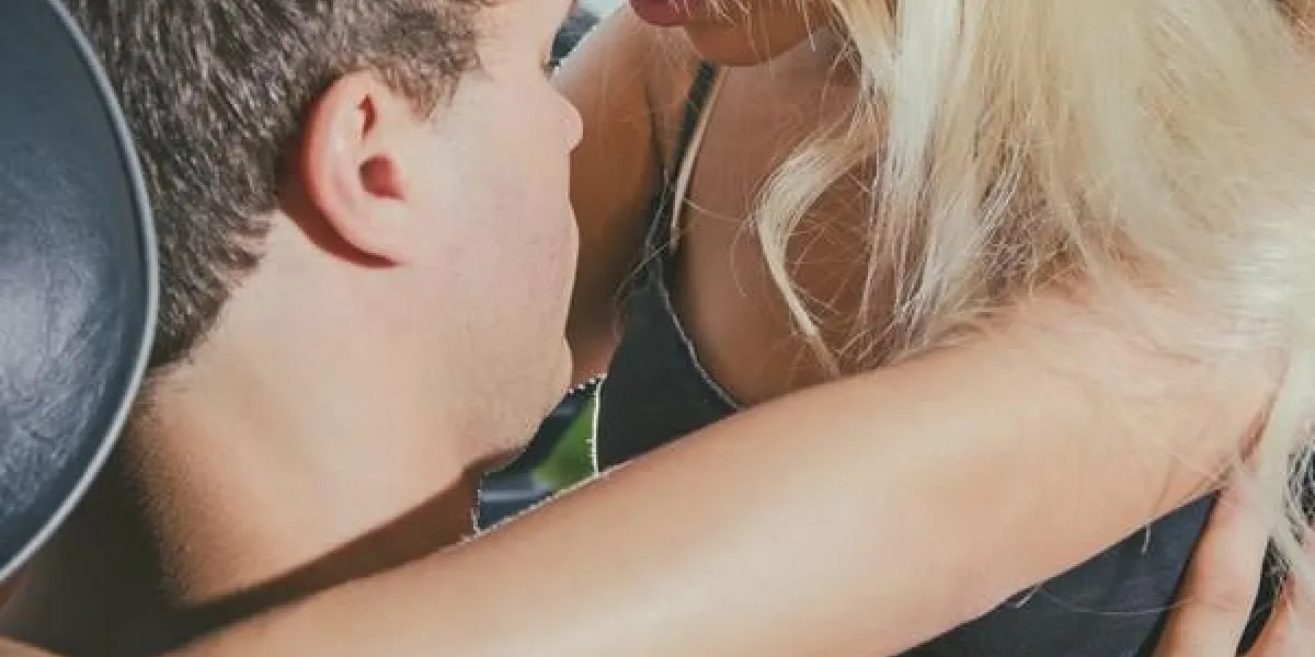 jeune couple fait l'amour dans la voiture