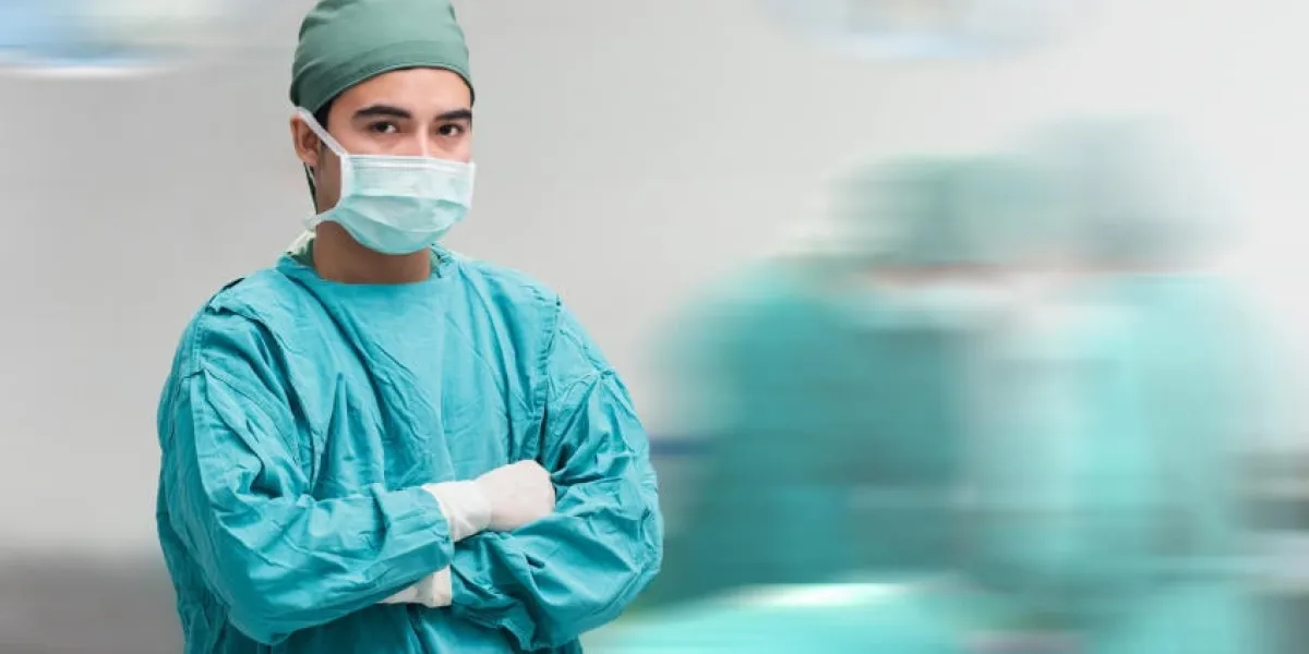 chirurgien à la salle d'opération à l'hôpital, en regardant la caméra, l'arrière-plan flou de mouvement