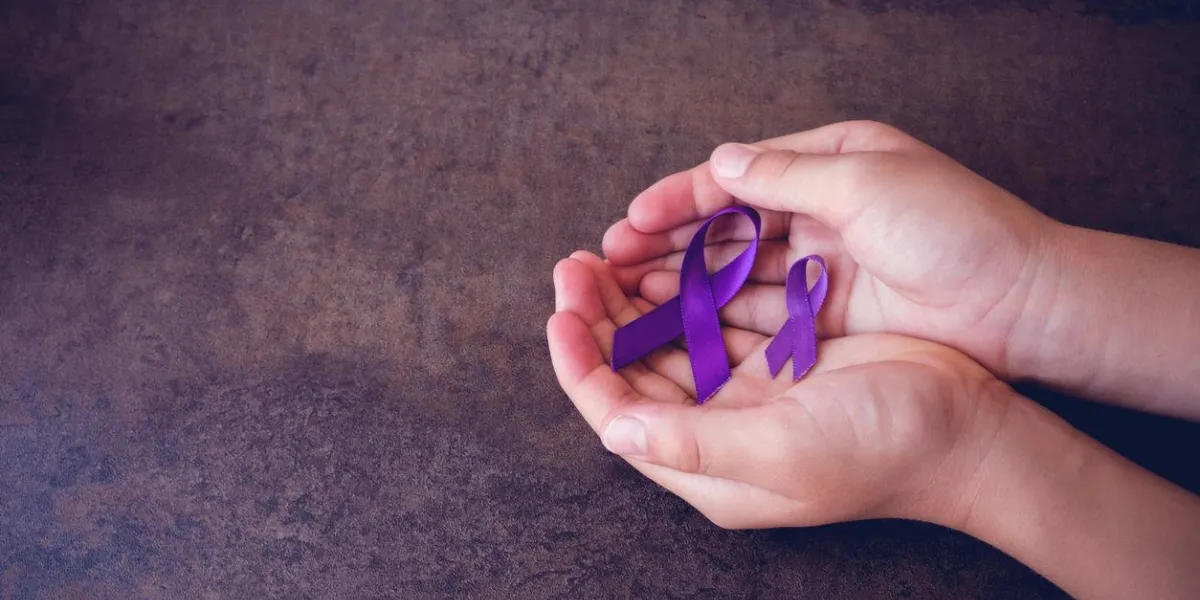 mains tenant des rubans violets, fond de l'espace copie de tonification, la maladie d'alzheimer, le cancer du pancréas, la sensibilisation à l'épilepsie, la sensibilisation au lymphome de hodgkin