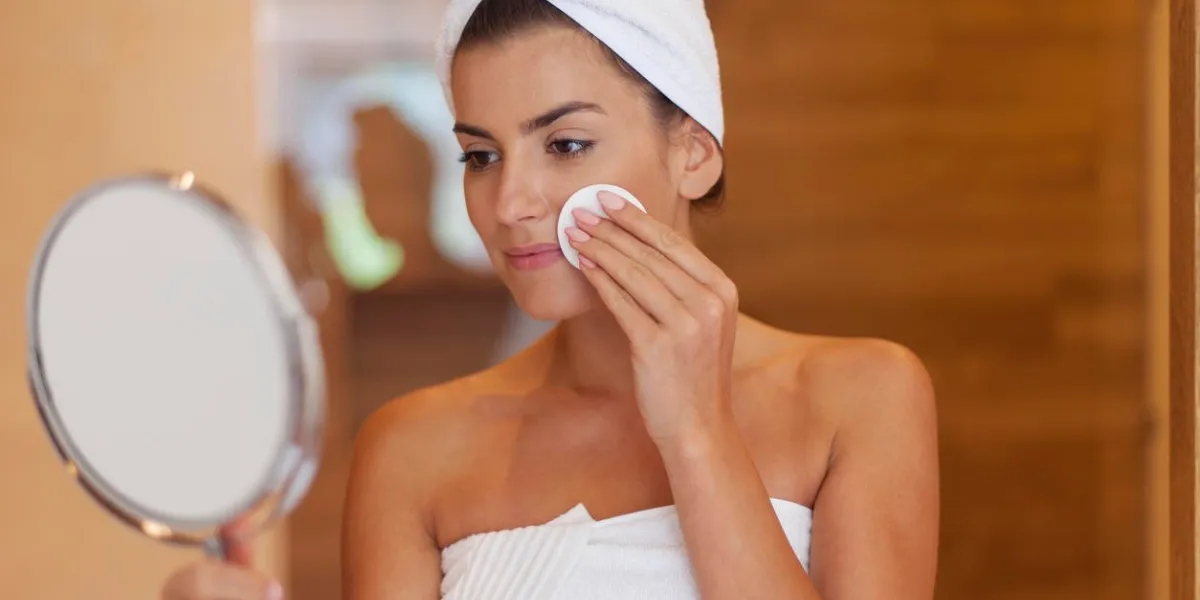 femme, nettoyage, figure, salle bains