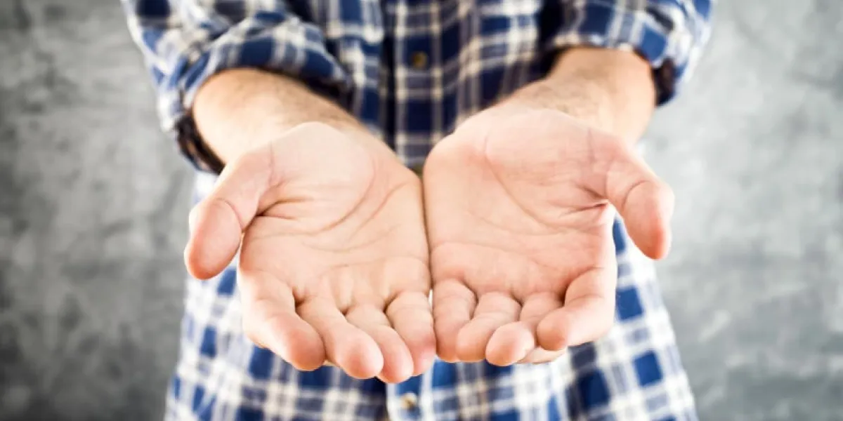 les mains en coupe d'un homme, nous l'espérons, les mains en coupe demandant de l'aide ou de la charité