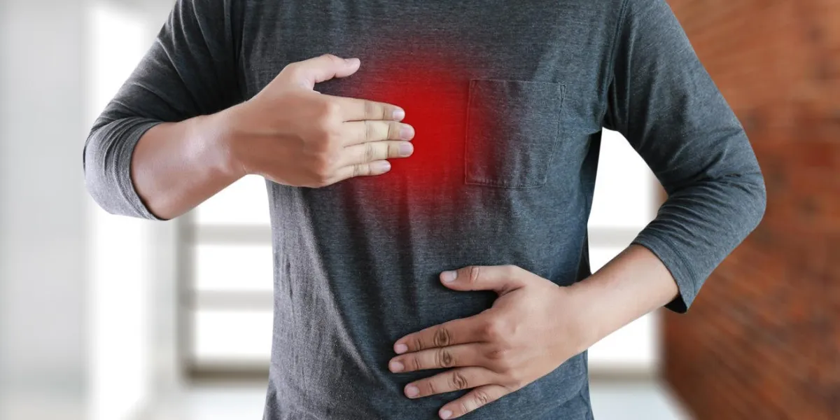 homme avec reflux acide symptomatique, souffrant de reflux acide