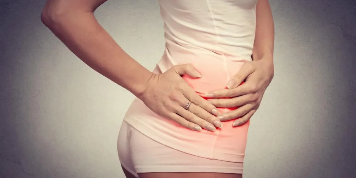 jeune femme toucher son côté droit dans la douleur colorée dans l'inflammation des reins rouges et la médecine de la thérapie et le concept de soins de santé fond gris