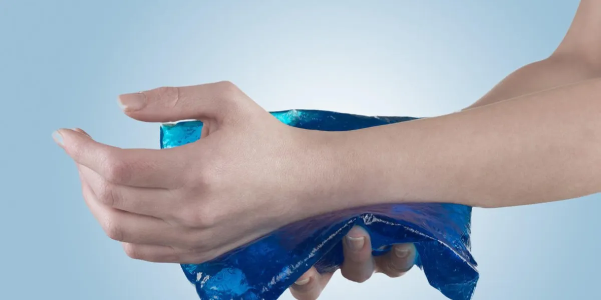 pack de gel cool sur une photo de concept médical gonflé poignet blessant