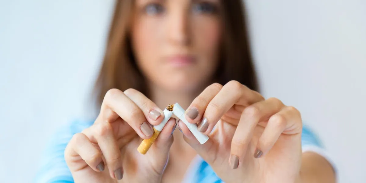 portrait de jeune femme refuse de fumer et casse la cigarette
