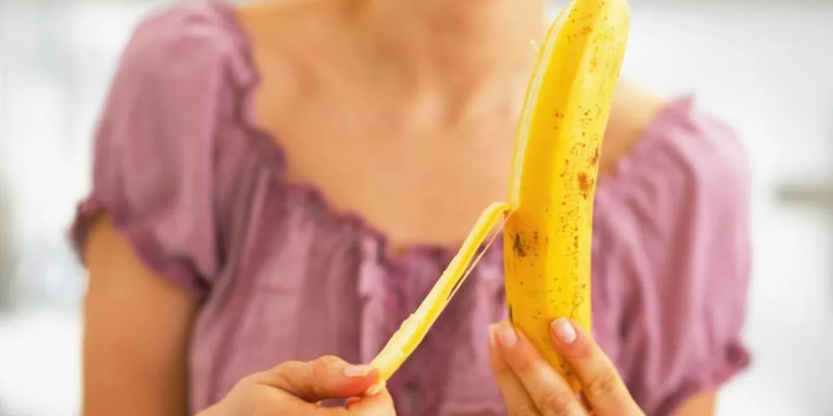 gros plan sur la jeune femme, éplucher la banane