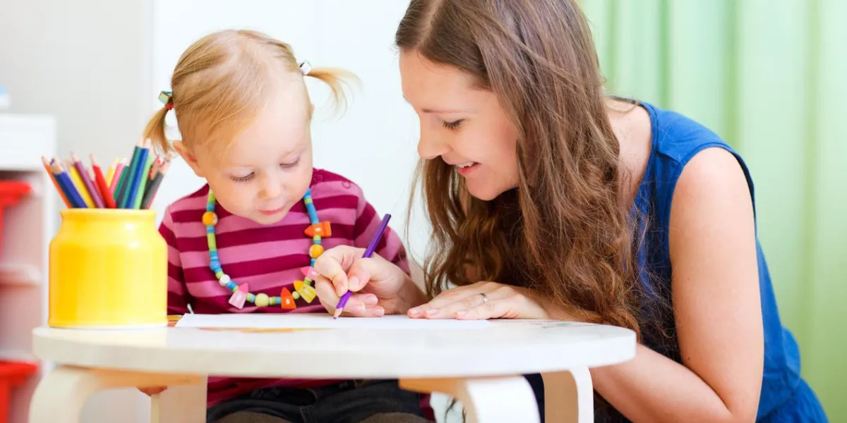 jeune mère et sa petite fille dessinent ensemble