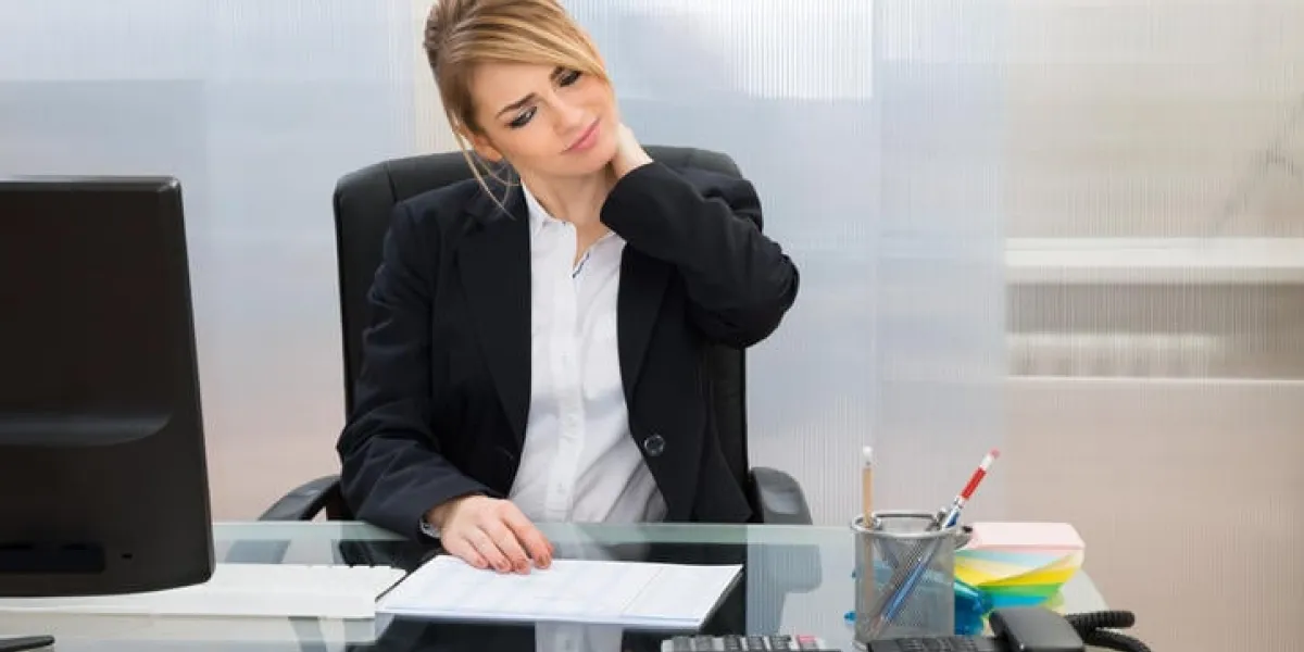 portrait de jeune femme souffrant de maux de tête au bureau