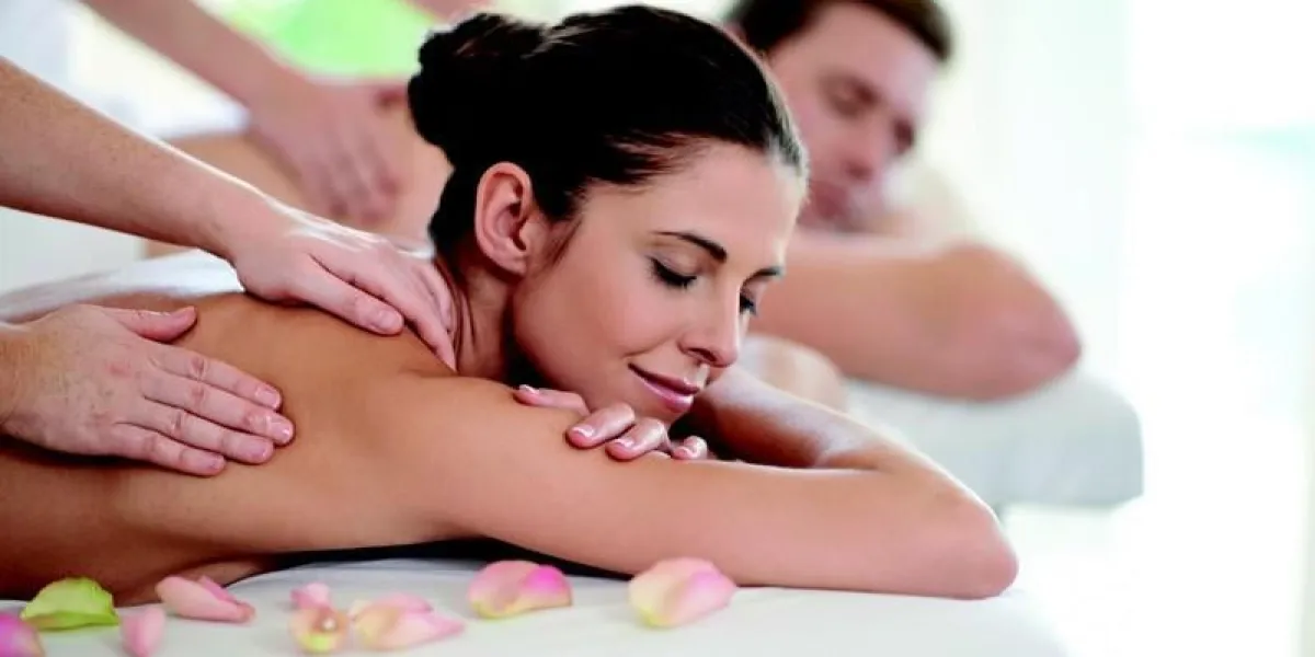 un mari et une femme allongés ensemble sur des tables de massage