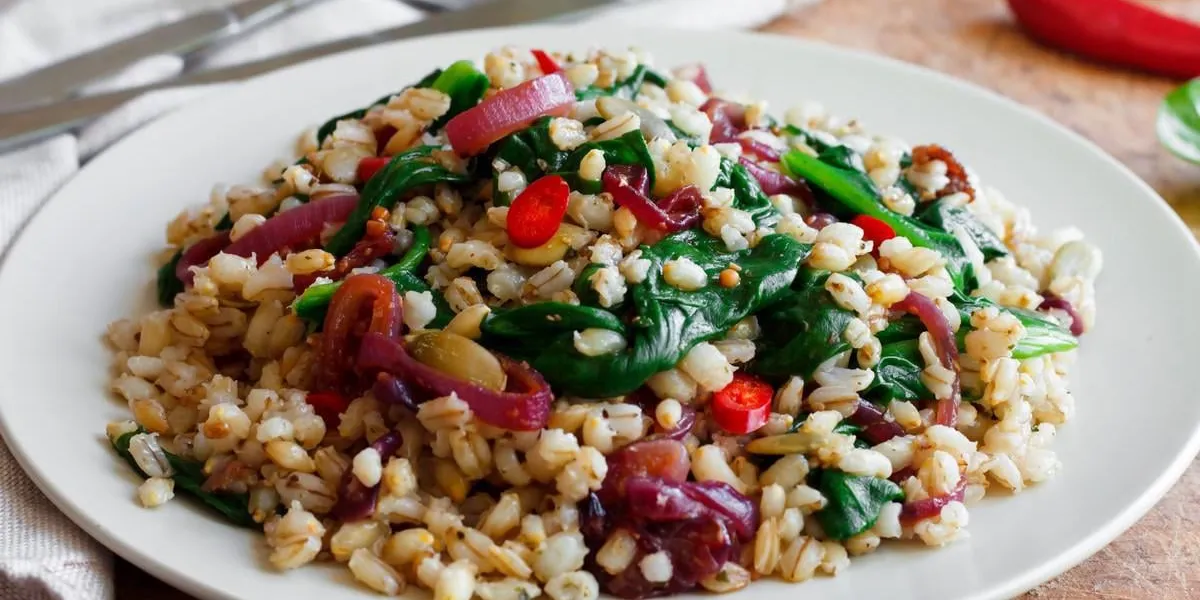 bouillie d'orge avec épinards, oignons et piment
