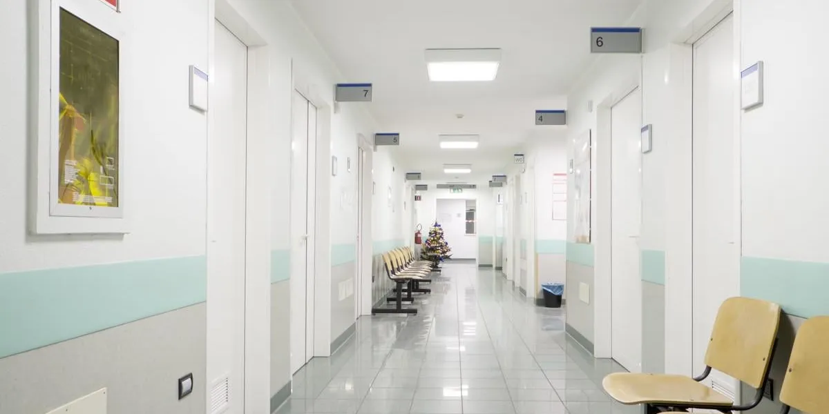 hôpital intérieur, couloir et sièges