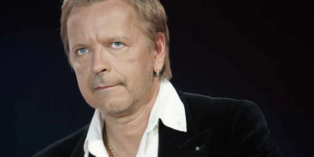 le chanteur renaud se produit le 12 janvier 2005 sur le plateau de france2 à paris, lors de l'enregistrement de l'émission télévisée la fête de la chanson française, diffusée le 15 janvier   afp photo   bertrand guay