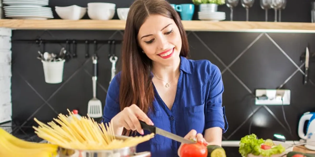 jeune femme, couper, légumes, utilisation, couteau, et, planche cuisine elle prépare, frais, repas, dans, les, cuisine