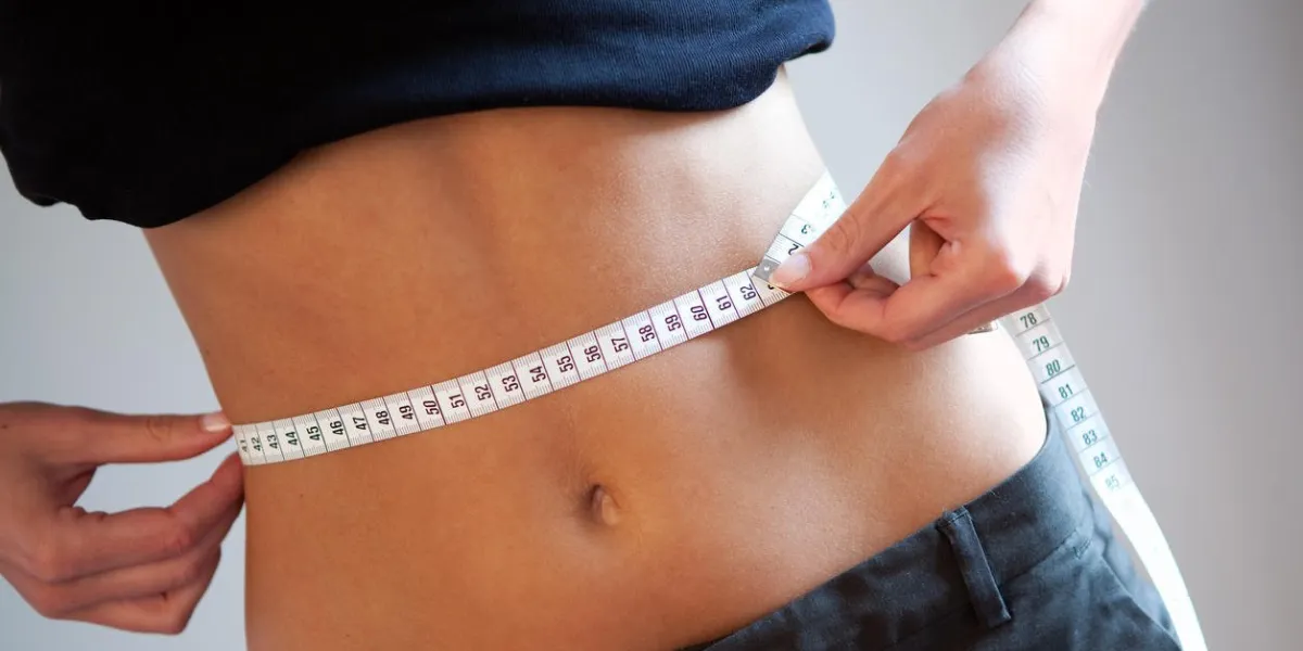 femmes mesurant la taille disponible coup de feu