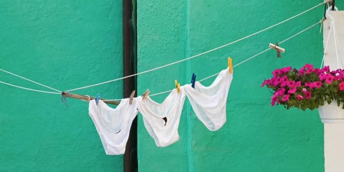culotte blanche suspendue sur une corde à linge