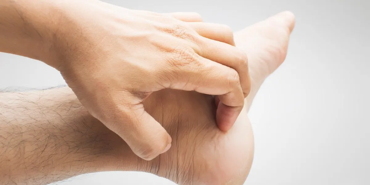 démangeaisons chez un homme sur fond blanc