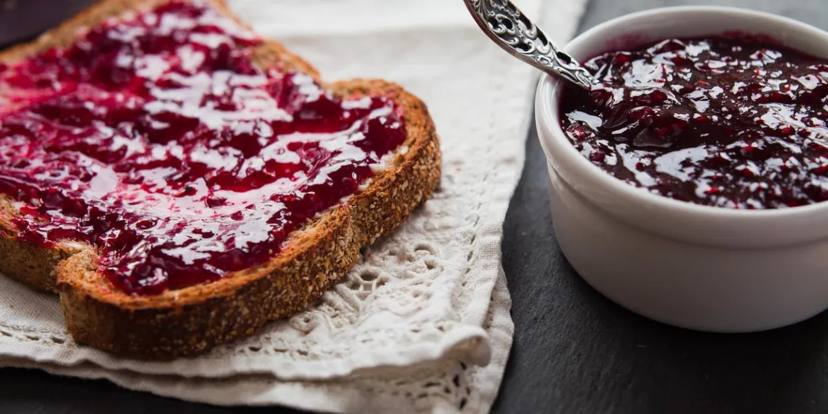 confiture de framboise rouge délicieuse maison sur la tranche de pain grillé parfait petit-déjeuner sucré