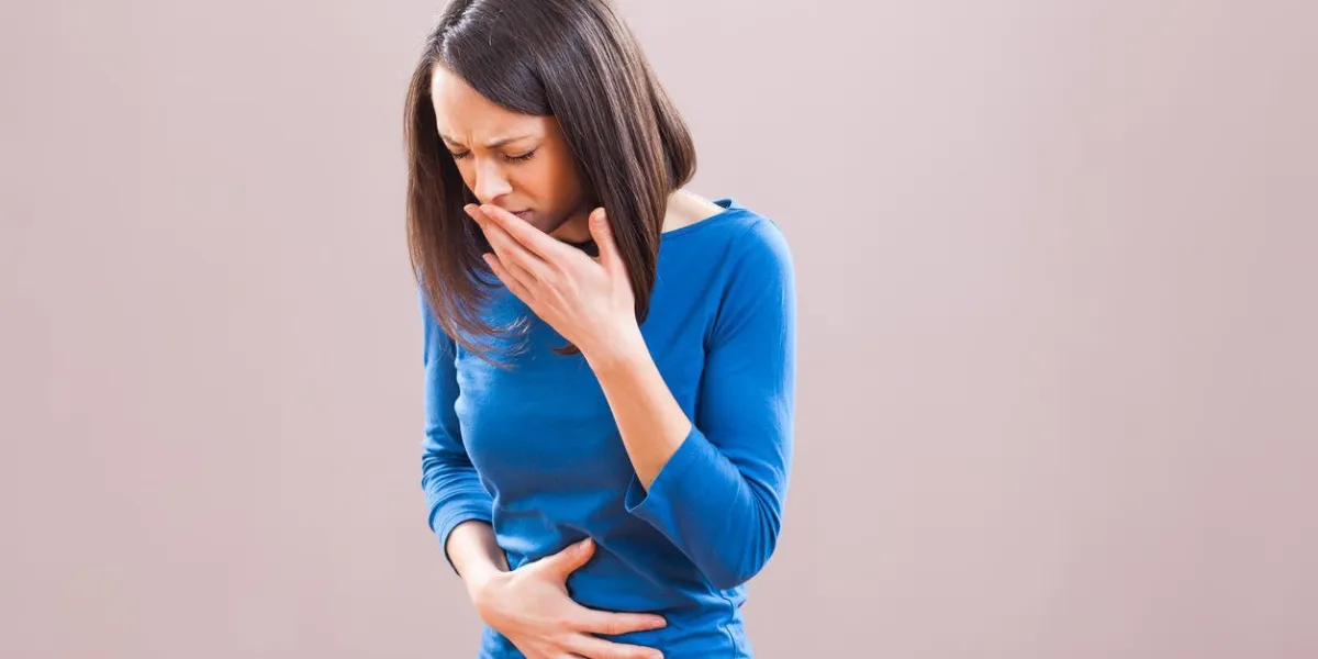 portrait de jeune femme qui a mal à l'estomac