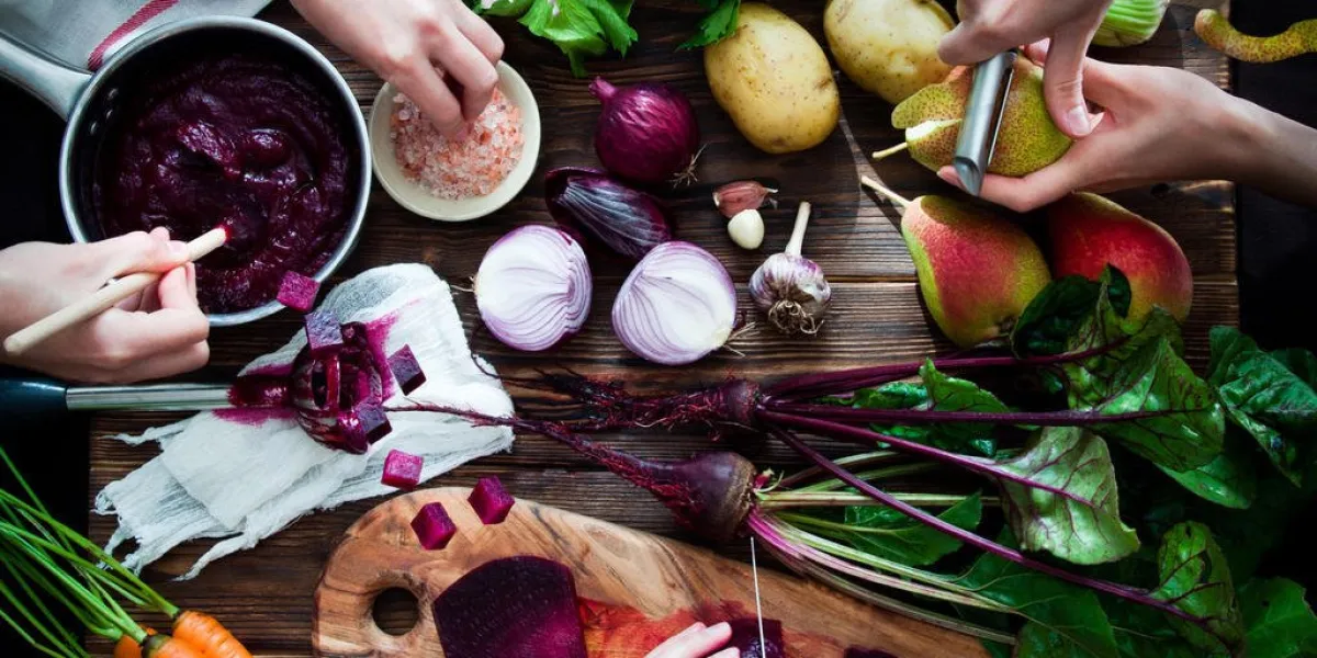 cuisson de soupe aux légumes avec betterave