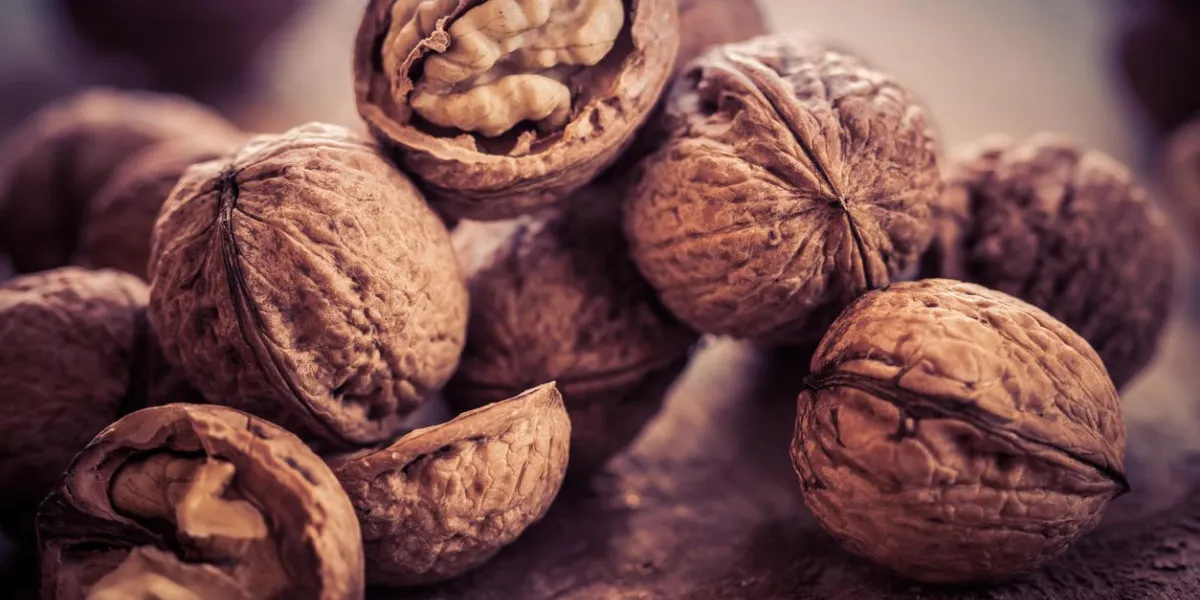 noix sur une table en bois dans un style rétro