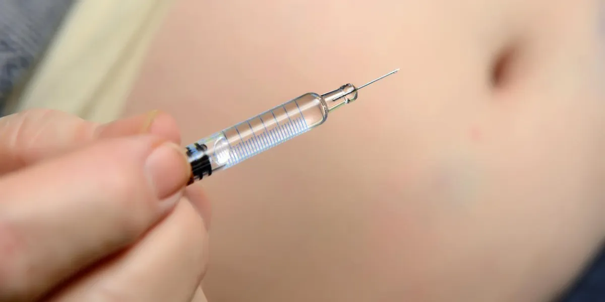 ponction de la seringue dans l'estomac