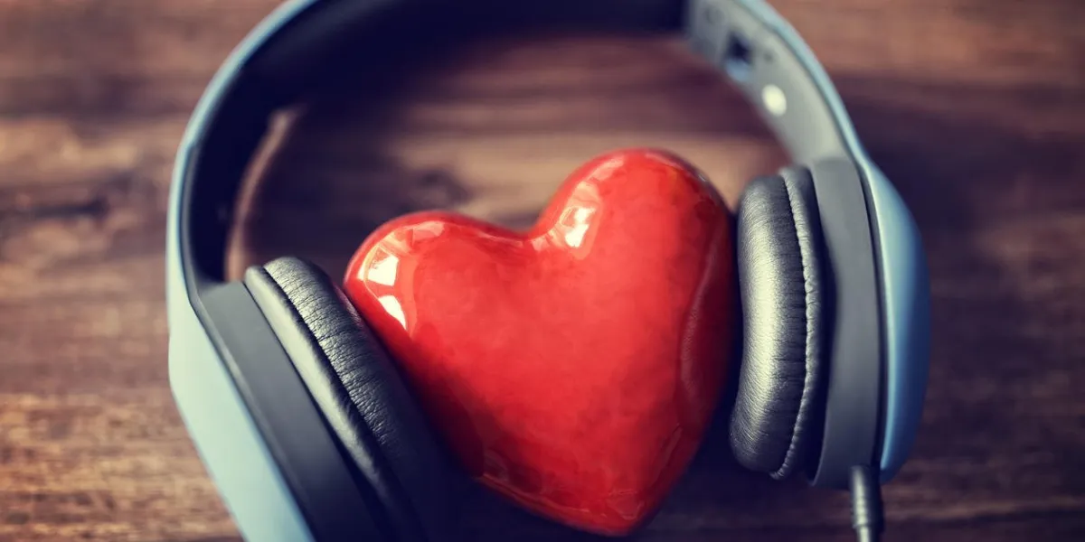 casque et concept de coeur pour l'amour écouter de la musique