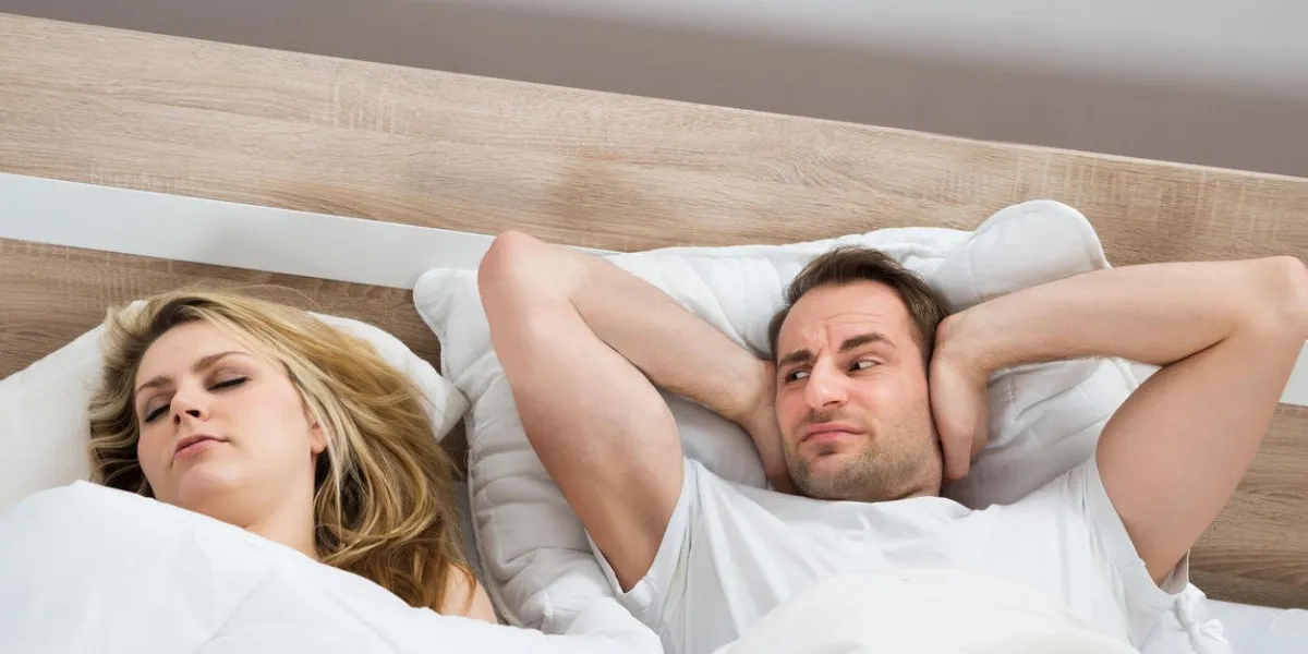 homme, couvrir, oreilles, pendant, femme, dormir, dans, chambre à coucher maison