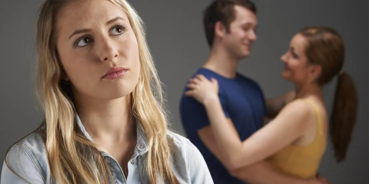 femme jalouse d'aimer couple