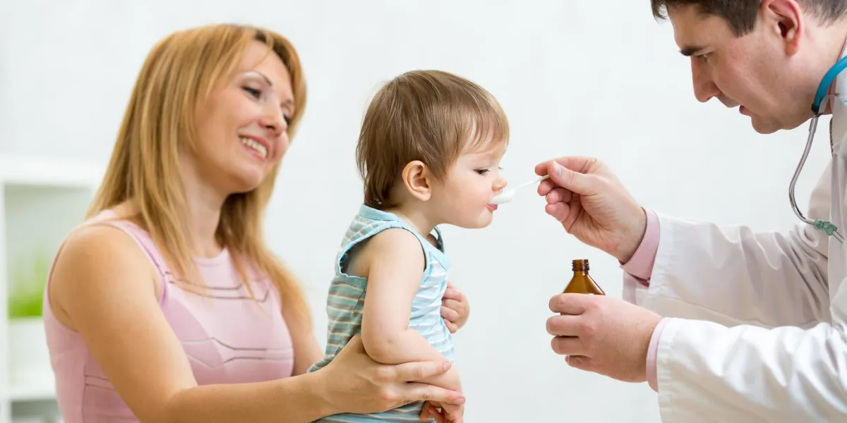 pédiatre, donner, cuillère, dose, de, docteur, liquide, boire, sirop, à, bébé, patient