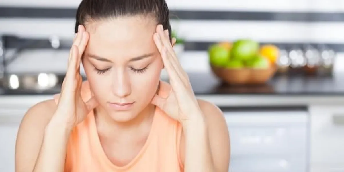 stressé jeune femme dans la cuisine