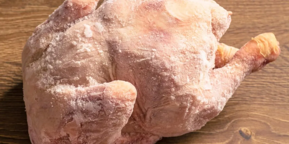 poulet congelé dans le givre sur la table