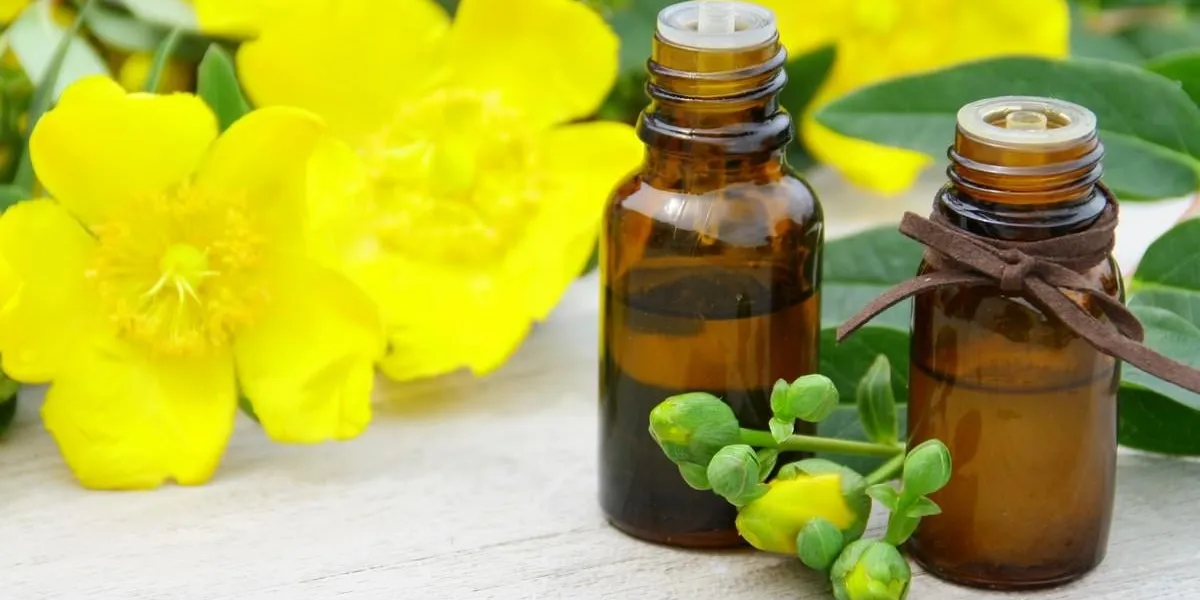 huile essentielle de millepertuis sur fond bois