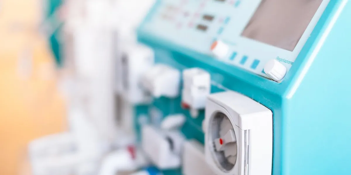 un dialyseur ou une machine d'hémodialyse dans une salle d'hôpital