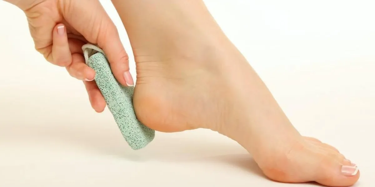 femme, avoir, elle, pied, frotté, isolé, blanc