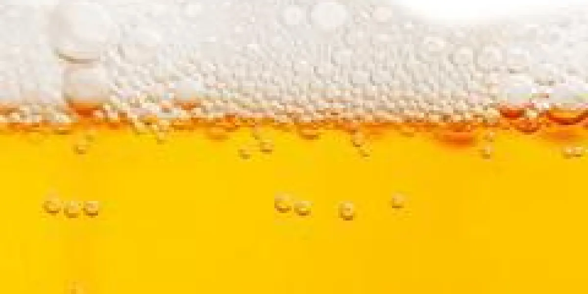 gros plan de bulles de bière