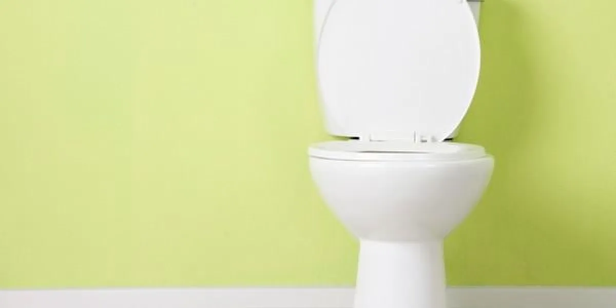 cuvette blanche dans une salle de bain