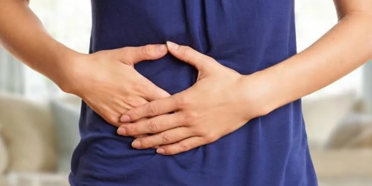 jeune femme a des problèmes de digestion